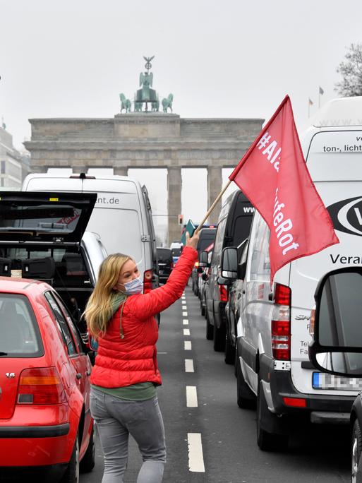 Eine Auto-Demonstration zur Lage der Veranstaltungswirtschaft 2021 in Berlin. 