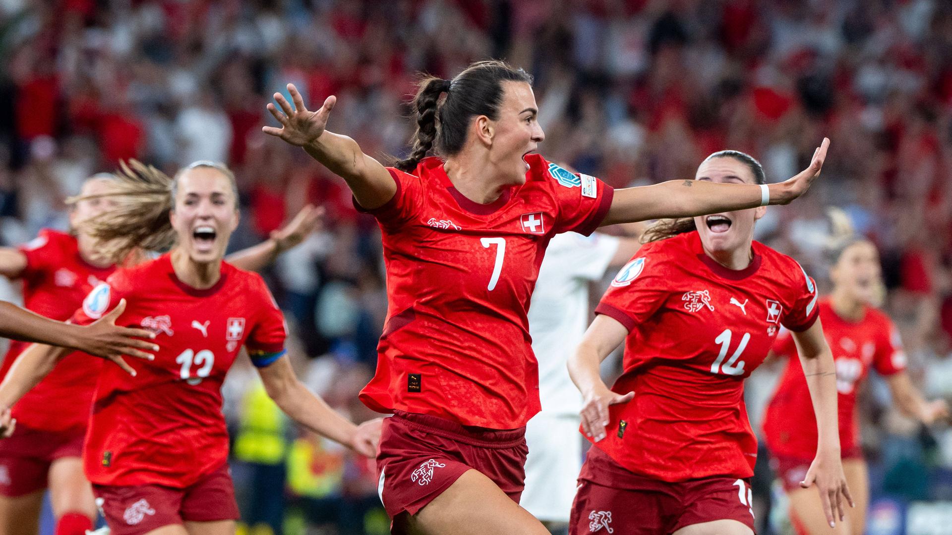 Mehrere Fußballerinnen der Schweizer Nationalmannschaft jubeln auf dem Spielfeld. Mehrere Fußballerinnen der Schweizer Nationalmannschaft jubeln auf dem Spielfeld.