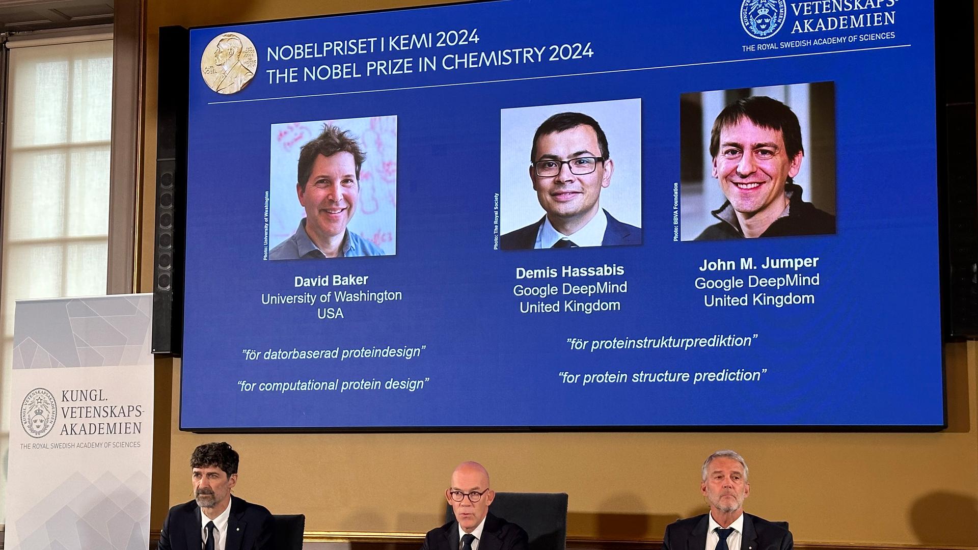 Stockholm: Auf der Leinwand während der Pressekonferenz zur Bekanntgabe des Chemie-Nobelpreises 2024 werden Bilder von David Baker (l-r), Demis Hassabis, und John M. Jumper gezeigt.