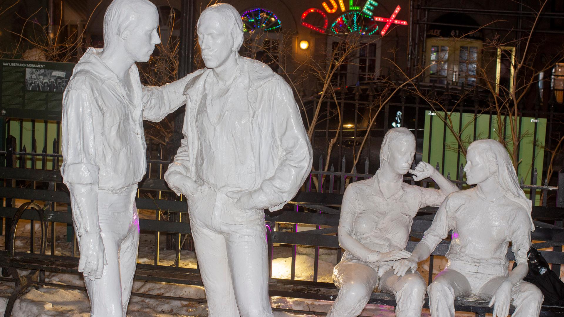 Das Stonewall-Nationaldenkmal in New York City - vier weiße Statuen zeigen gleichgeschlechtliche Paare.