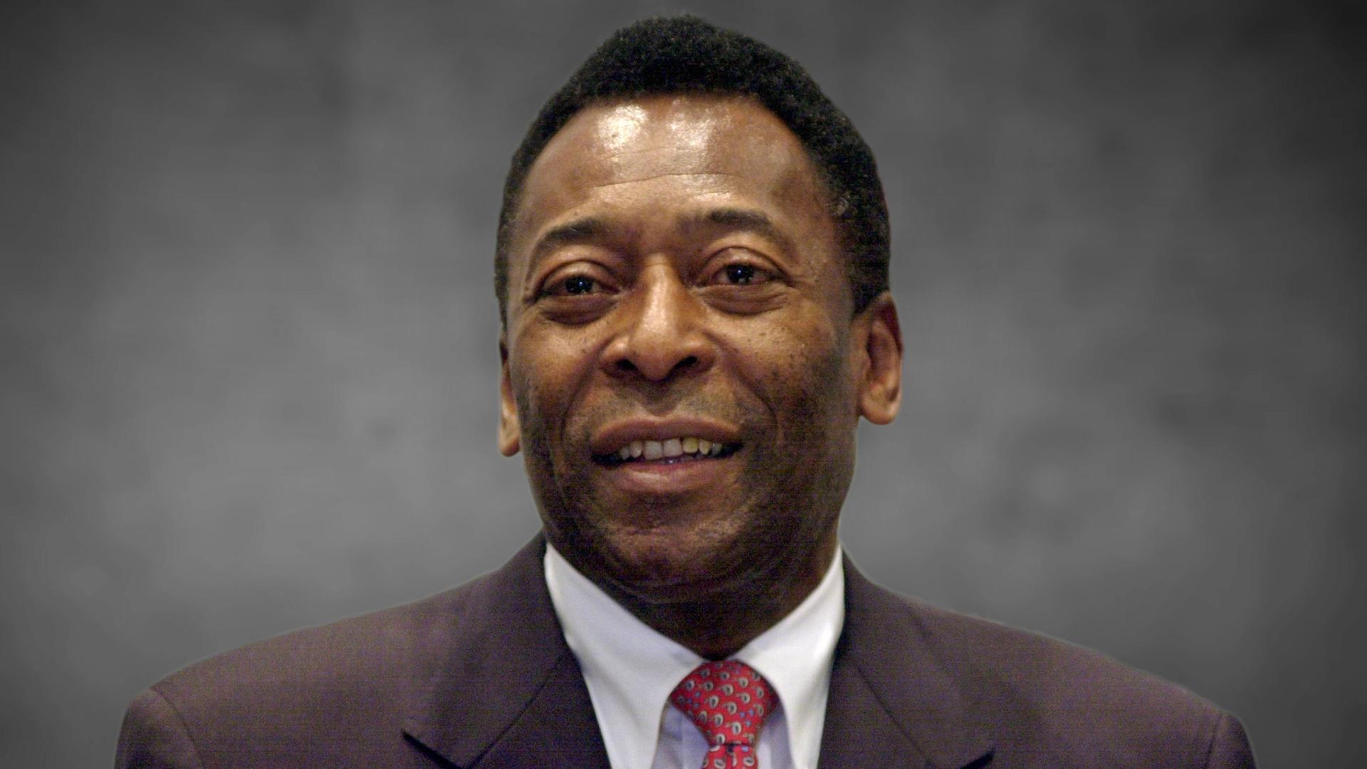 Fußballikone Pelé im Anzug.