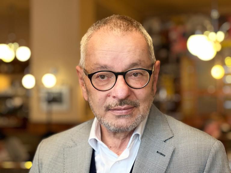Krieghofer im Porträt. Er schaut in Richtung der Kamera.