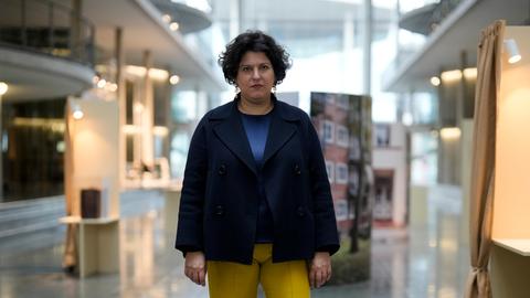 Ruth Ur steht in einer Ausstellung im Paul-Löbe-Haus des Deutschen Bundestages. Ruth Ur steht in einer Ausstellung im Paul-Löbe-Haus des Deutschen Bundestages.