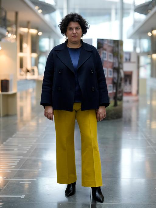 Ruth Ur steht in einer Ausstellung im Paul-Löbe-Haus des Deutschen Bundestages.