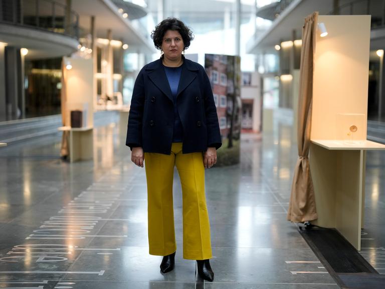Ruth Ur steht in einer Ausstellung im Paul-Löbe-Haus des Deutschen Bundestages.