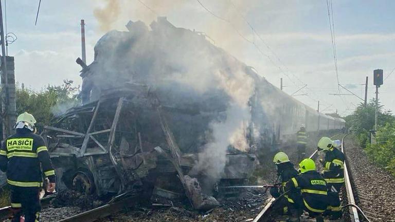 Das Foto zeigt Aufräumarbeiten nach einem Unfall zwischen einem Zug und einem Bus in der Slowakei. Das Foto zeigt Aufräumarbeiten nach einem Unfall zwischen einem Zug und einem Bus in der Slowakei.