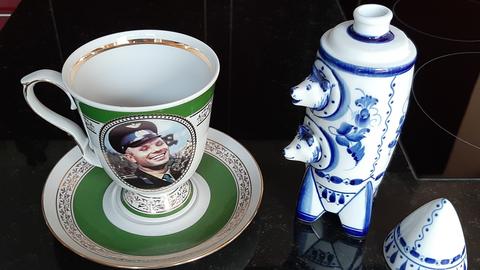 Die Hunde Belka und Strelka machten den Weg frei für die Mission von Juri Gagarin – und genießen auch beim Raumfahrt-Porzellan Heldenstatus 
