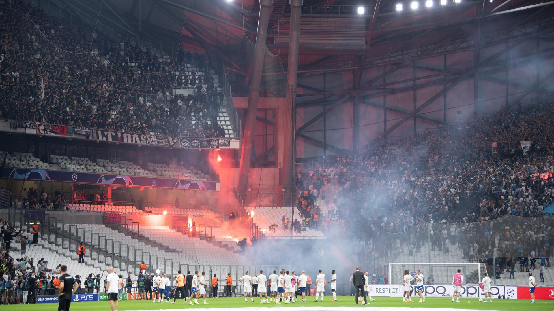 Fangruppen von Eintracht Frankfurt und Olympique Marseille beschießen sich beim Champions-League-Spiel am 13.09.2022 mit Feuerwerkskörpern. 