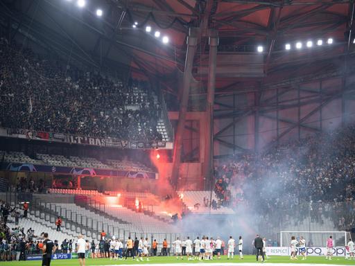 Fangruppen von Eintracht Frankfurt und Olympique Marseille beschießen sich beim Champions-League-Spiel am 13.09.2022 mit Feuerwerkskörpern. 