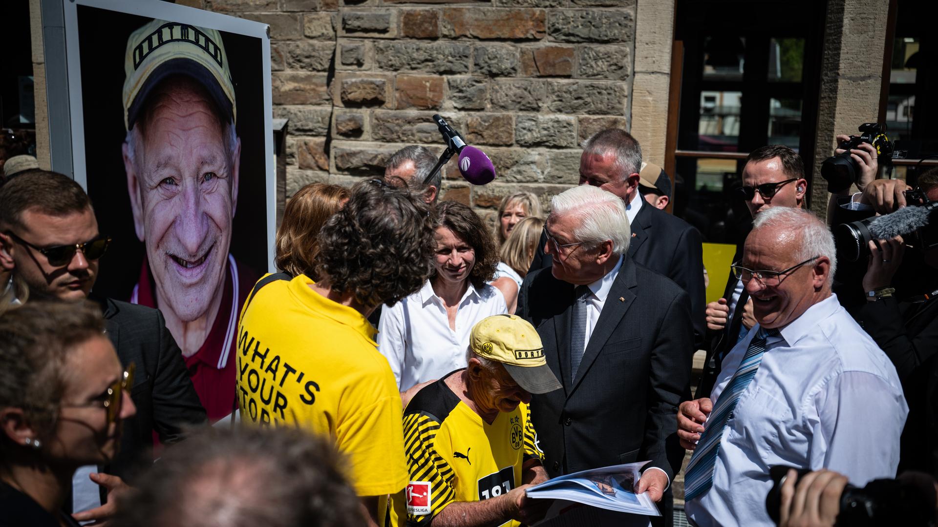 Rheinland-Pfalz, Altenahr: Frank-Walter Steinmeier, Bundespräsident, spricht mit Betroffenen auf der Ausstellungseröffnung "We AHR strong. Fünf Jahre, ein neuer Blick". Rheinland-Pfalz, Altenahr: Frank-Walter Steinmeier, Bundespräsident, spricht mit Betroffenen auf der Ausstellungseröffnung "We AHR strong. Fünf Jahre, ein neuer Blick".