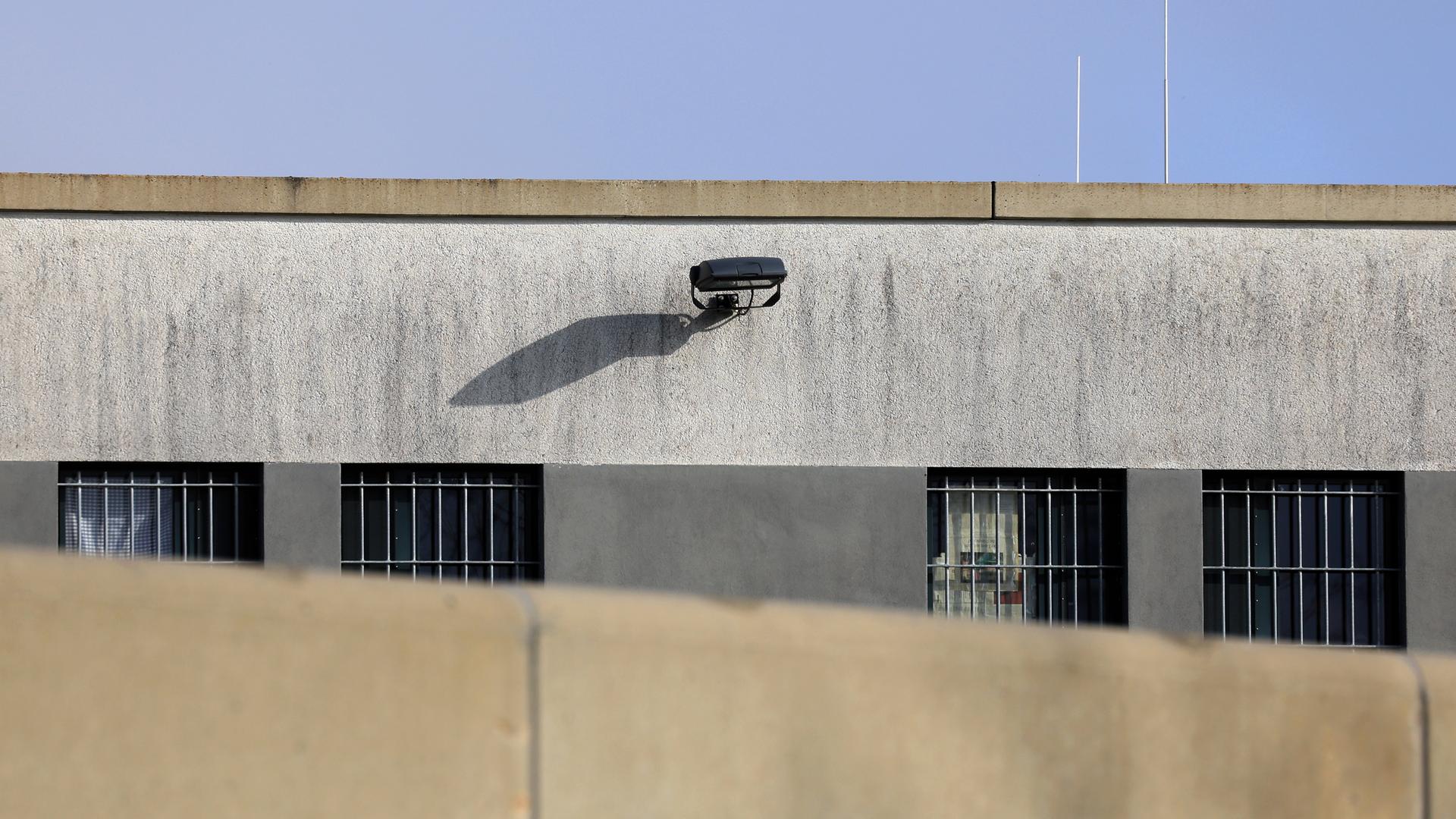 Blick auf vergitterte Fenster in einem Trakt der Justizvollzugsanstalt Augsburg-Gablingen.
