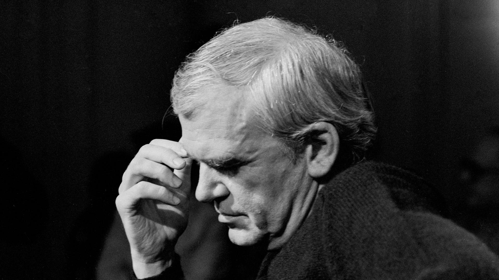 Eine schwarz-weiß Aufnahme zeigt Milan Kundera in sinnierender Pose.