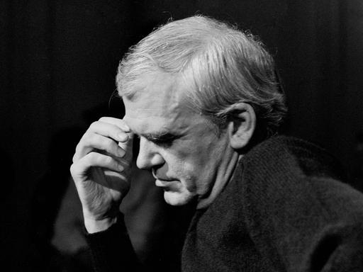 Eine schwarz-weiß Aufnahme zeigt Milan Kundera in sinnierender Pose.