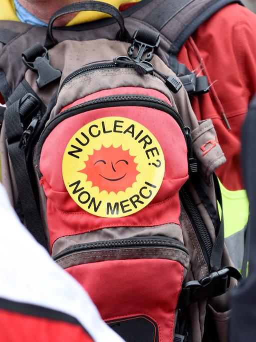Anti-Atomkraft-Demonstration in Strasbourg im Elsaß in Frankreich am 8.12.2018. Im Bild: Demonstrant trägt Rucksack mit einem Aufkleber: Nucleaire - Non Merci - Atomkraft - Nein danke". 