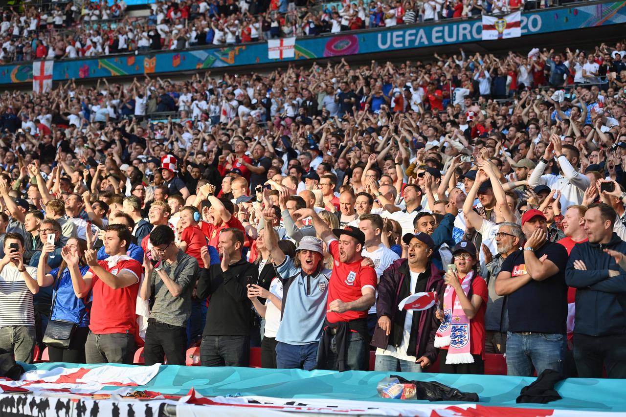 Englische Fans stehen auf ihren Sitzplätzen der EM 2021.