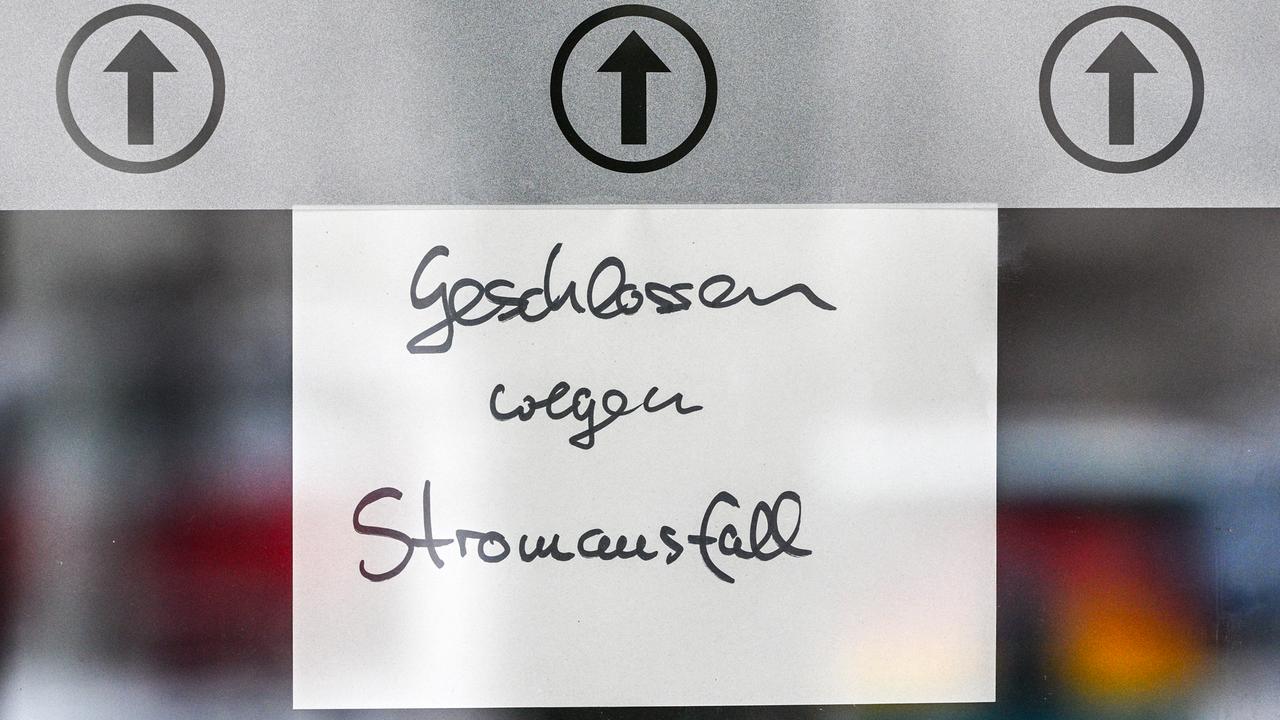 "Geschlossen wegen Stromausfall" steht auf einem Zettel an einem Supermarkt am S-Bahnhof Zehlendorf. "Geschlossen wegen Stromausfall" steht auf einem Zettel an einem Supermarkt am S-Bahnhof Zehlendorf.