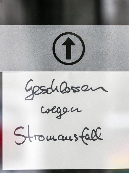 "Geschlossen wegen Stromausfall" steht auf einem Zettel an einem Supermarkt am S-Bahnhof Zehlendorf. 