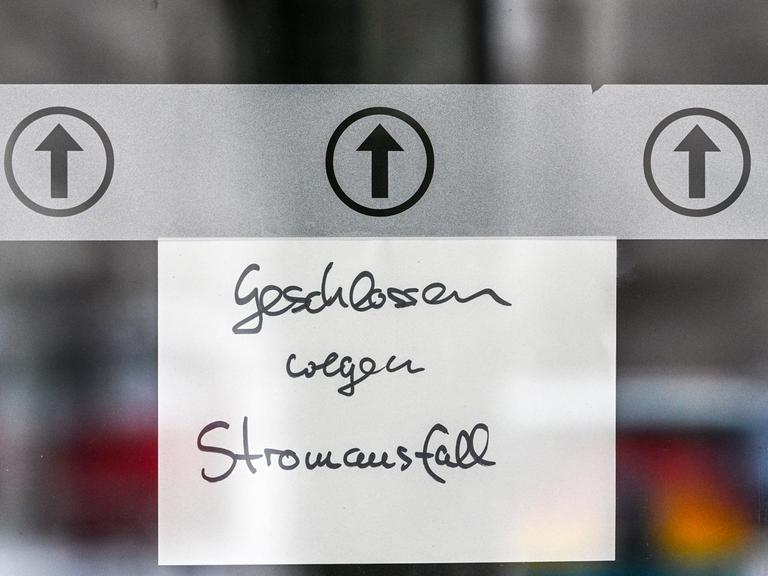 "Geschlossen wegen Stromausfall" steht auf einem Zettel an einem Supermarkt am S-Bahnhof Zehlendorf. 