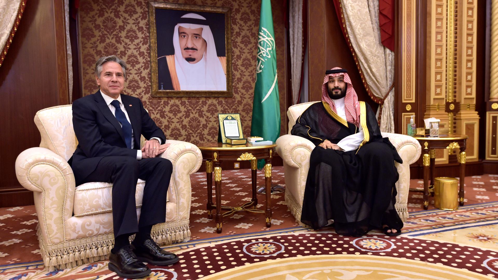 US-Außenminister Blinken und der saudische Kronprinz bin Salaman sitzen - sich leicht zugeneigt - in Sesseln. Im Hintergrund sind das Porträt eines früheren Herrschers und die saudische Flagge zu sehen.