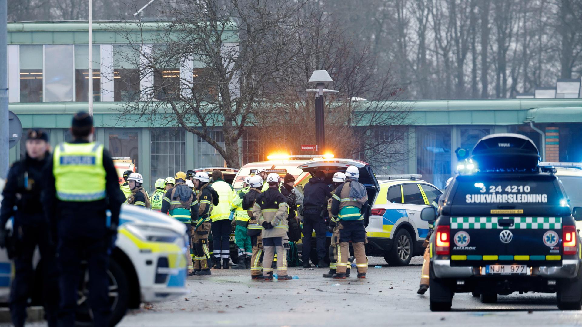 Rettungskräfte arbeiten vor der Risbergska-Schule in Örebro. An einer Schule in Örebro sind fünf Personen von Schüssen getroffen worden. 