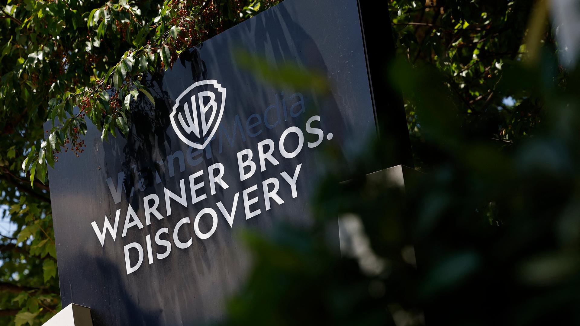 Ein Schild vor dem Warner Brothers Discovery Techwood Turner Broadcasting-Campus Ein Schild vor dem Warner Brothers Discovery Techwood Turner Broadcasting-Campus