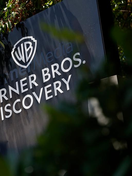Ein Schild vor dem Warner Brothers Discovery Techwood Turner Broadcasting-Campus