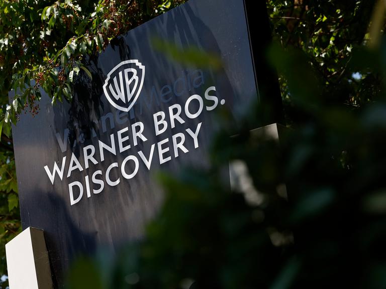 Ein Schild vor dem Warner Brothers Discovery Techwood Turner Broadcasting-Campus