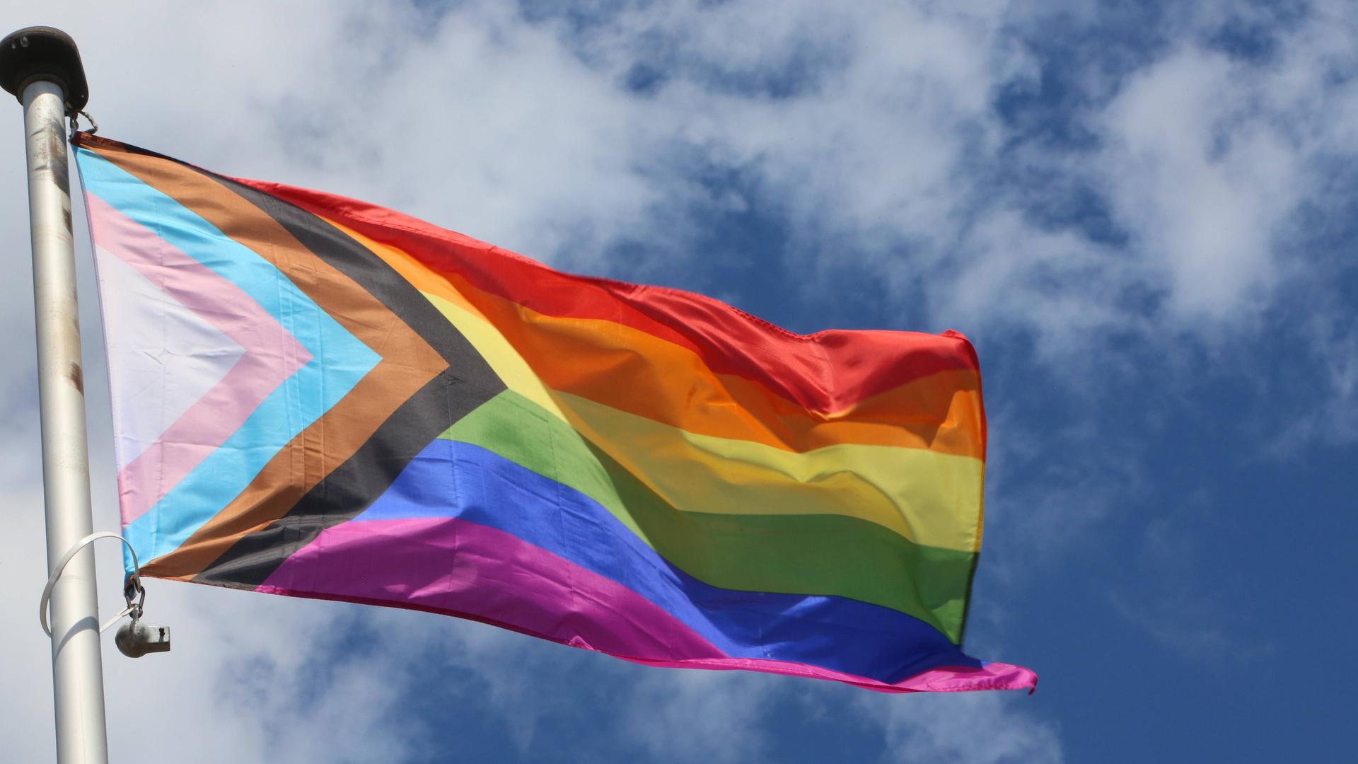 Die Regenbogenflagge gilt auch als Symbol der LGBTQ-Menschen
