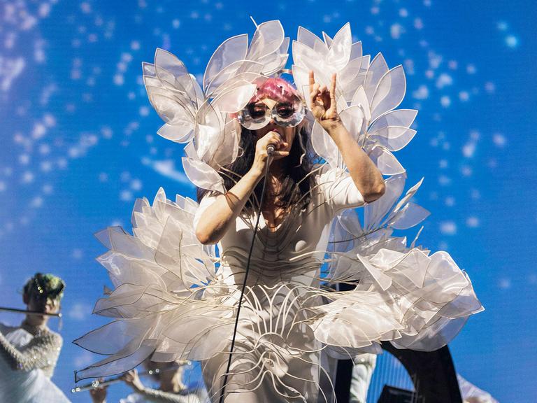 Björk auf der Bühne in einem fantasievollen Kostüm, Hamburg am 21.November 2023.