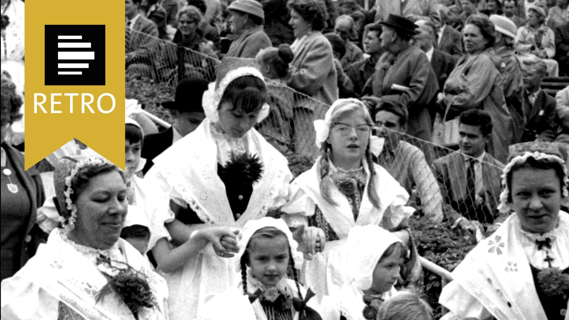 Menschen in einer schlesischen Tracht bei einer Kundgebung der Heimatvertriebenen zum "Tag der Heimat" am m 04.09.1960. Menschen in einer schlesischen Tracht bei einer Kundgebung der Heimatvertriebenen zum "Tag der Heimat" am m 04.09.1960.