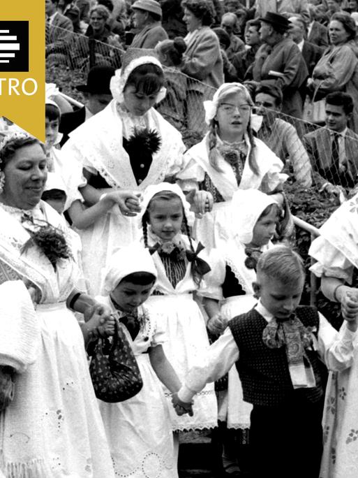 Menschen in einer schlesischen Tracht bei einer Kundgebung der Heimatvertriebenen zum "Tag der Heimat" am m 04.09.1960.