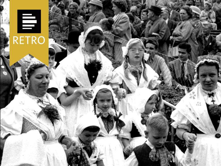 Menschen in einer schlesischen Tracht bei einer Kundgebung der Heimatvertriebenen zum "Tag der Heimat" am m 04.09.1960.