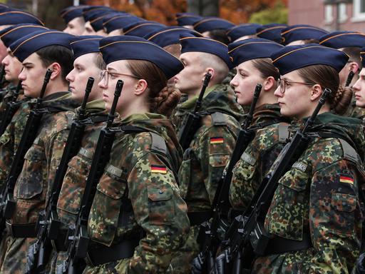 160 Rekrutinnen und Rekruten der Bundeswehr bei ihrem Gelöbnis 160 Rekrutinnen und Rekruten der Bundeswehr bei ihrem Gelöbnis