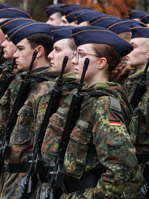 160 Rekrutinnen und Rekruten der Bundeswehr bei ihrem Gelöbnis 160 Rekrutinnen und Rekruten der Bundeswehr bei ihrem Gelöbnis