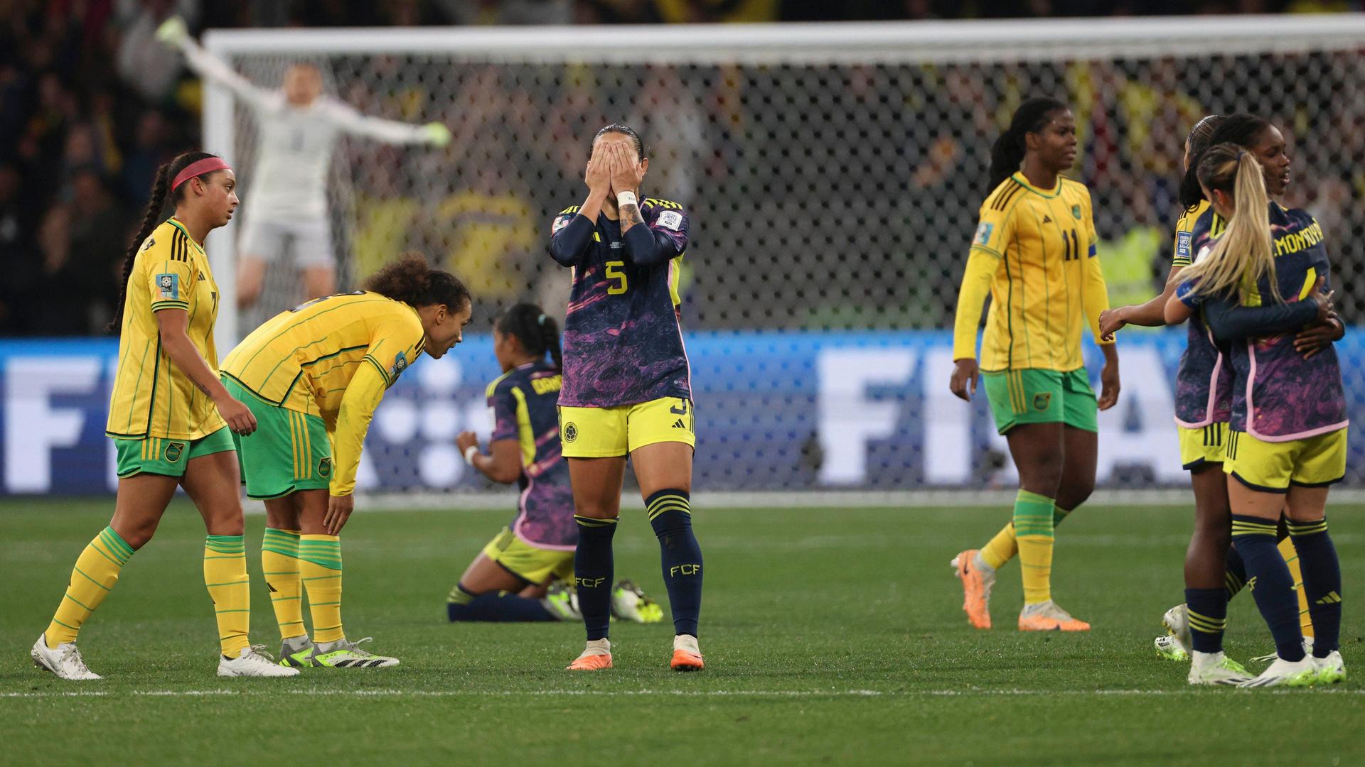 Melbourne: WM, Kolumbien - Jamaika: Lorena Bedoya Durango aus Kolumbien (3.v.r) freut sich über den Sieg. Melbourne: WM, Kolumbien - Jamaika: Lorena Bedoya Durango aus Kolumbien (3.v.r) freut sich über den Sieg.