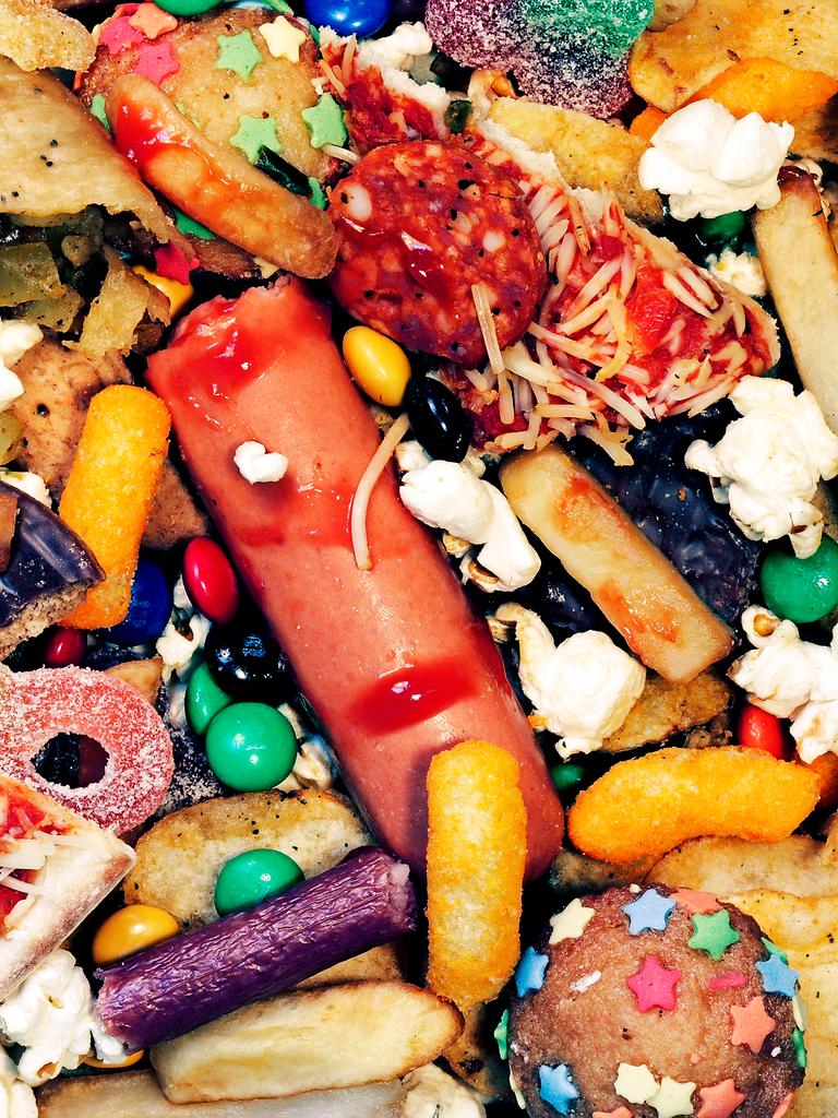 Bunte Lebensmittel im Müll: Pizza, Würstchen mit Ketchup, Muffins u.a.