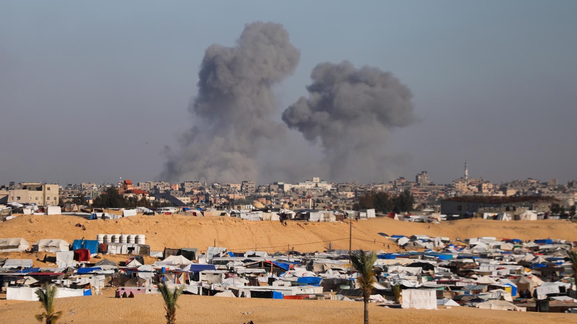 Nach einem israelischen Luftangriff östlich von Rafah im Gazastreifen steigt Rauch auf
