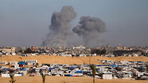 Nach einem israelischen Luftangriff östlich von Rafah im Gazastreifen steigt Rauch auf