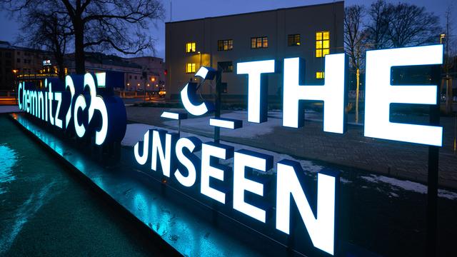 Das Motto der Kulturhauptstadt Chemnitz 2025 "C The Unseen" in Leuchtbuchstaben