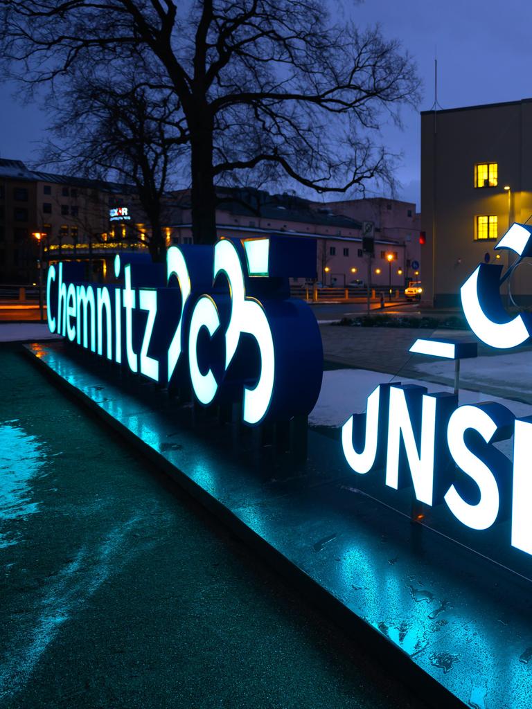 Das Motto der Kulturhauptstadt Chemnitz 2025 "C The Unseen" in Leuchtbuchstaben