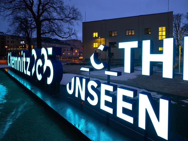 Das Motto der Kulturhauptstadt Chemnitz 2025 "C The Unseen" in Leuchtbuchstaben