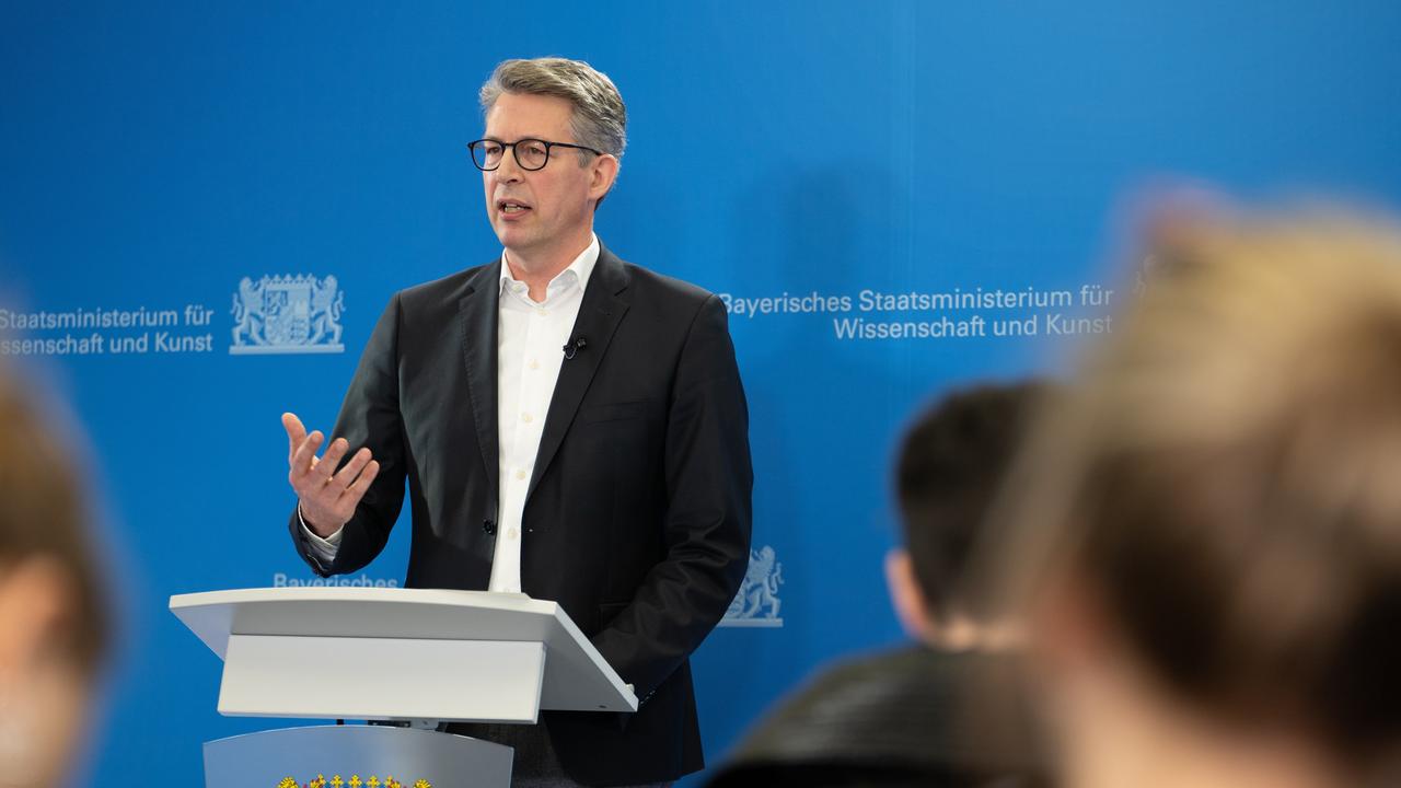 Bayerns Wissenschaftsminister Markus Blume (CSU) nimmt an einer Pressekonferenz teil.