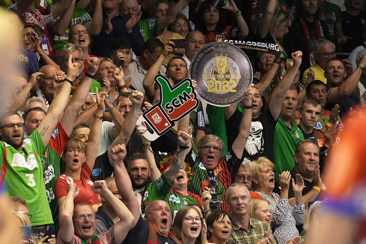 Die Fans der Handballer des SC Magdeburg feiern den Gewinn der Deutschen Meisterschaft. 