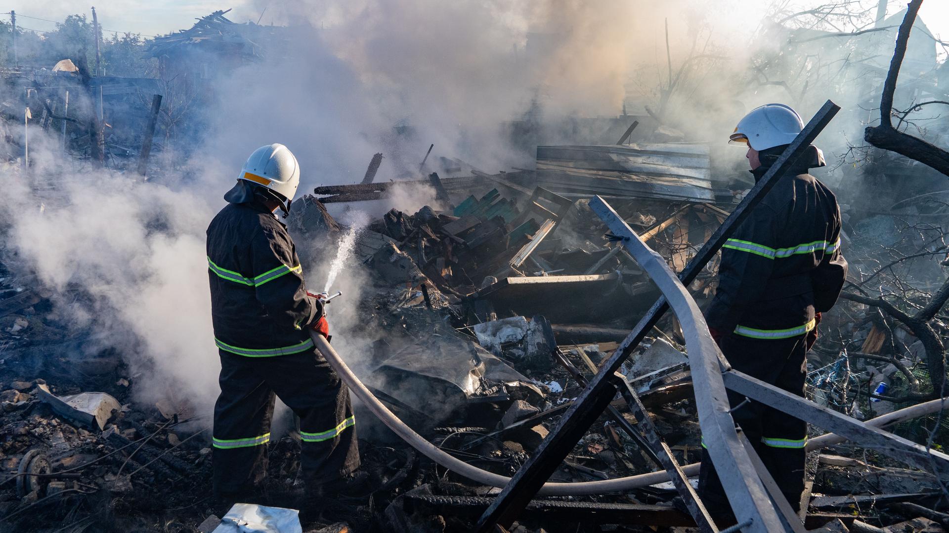 Feuerwehrleute löschen einen Brand in den Trümmern eines durch russische Angriffe zerstörten Hauses im ukrainischen Charkiw. Feuerwehrleute löschen einen Brand in den Trümmern eines durch russische Angriffe zerstörten Hauses im ukrainischen Charkiw.