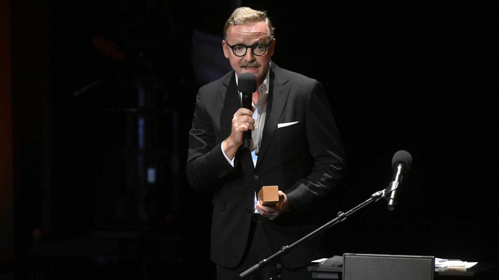 Peter Heilker, Casting-Direktor des Theater an der Wien steht im Münchner Prinzregententheater bei der Verleihung der International Opera Awards auf der Bühne. Peter Heilker, Casting-Direktor des Theater an der Wien steht im Münchner Prinzregententheater bei der Verleihung der International Opera Awards auf der Bühne.