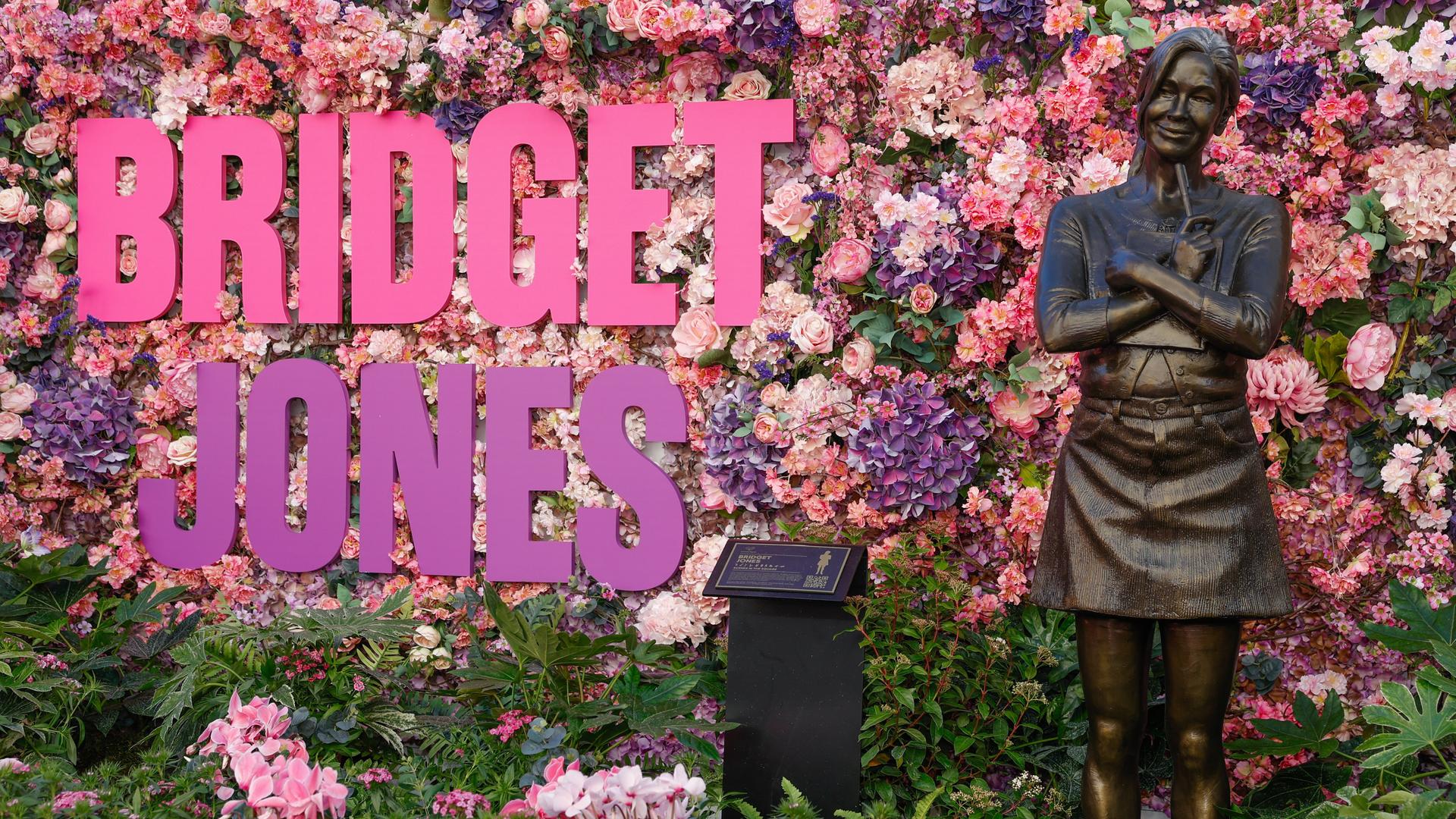 Statue nach ihrer Entthüllung am Leicester Square in London.