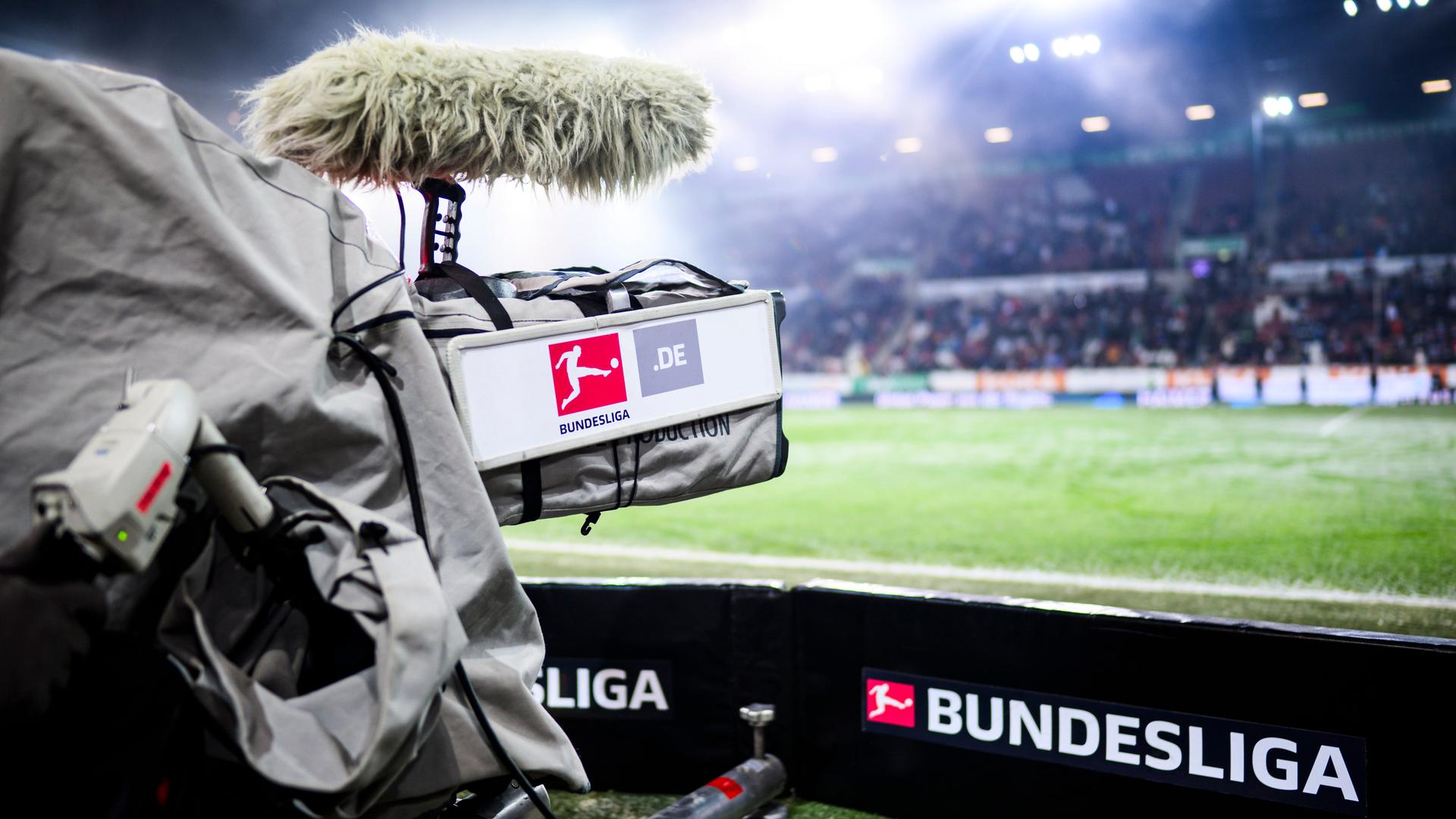 Eine TV-Kamera ist beim Spiel FC Augsburg gegen Eintracht Frankfurt auf das Fußballfeld gerichtet.