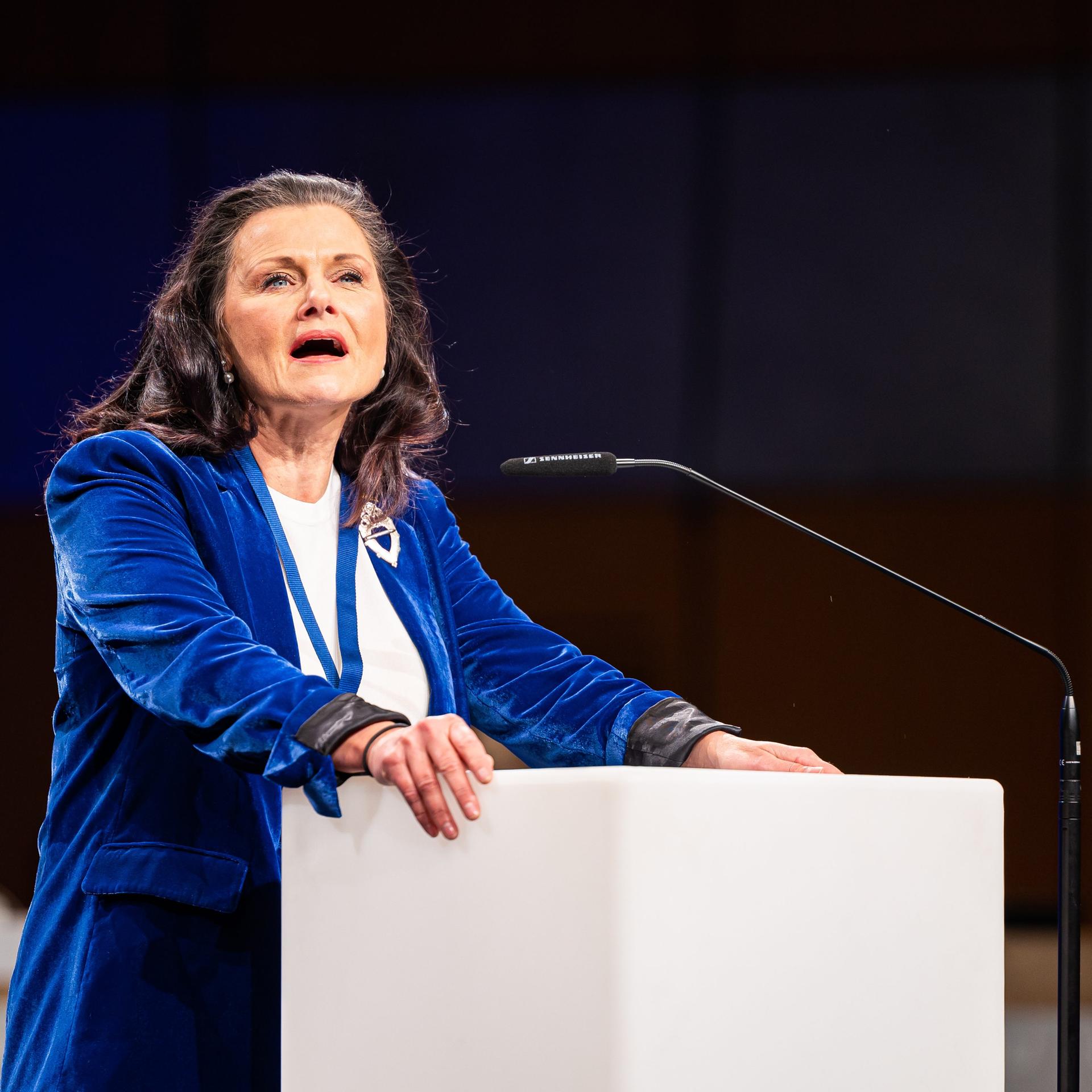 Gitta Connemann (CDU), Kandidatin für den stellvertretenden Landesvorsitz der CDU Niedersachsen, stellt sich auf dem Landesparteitag in der Stadthalle Braunschweig vor.