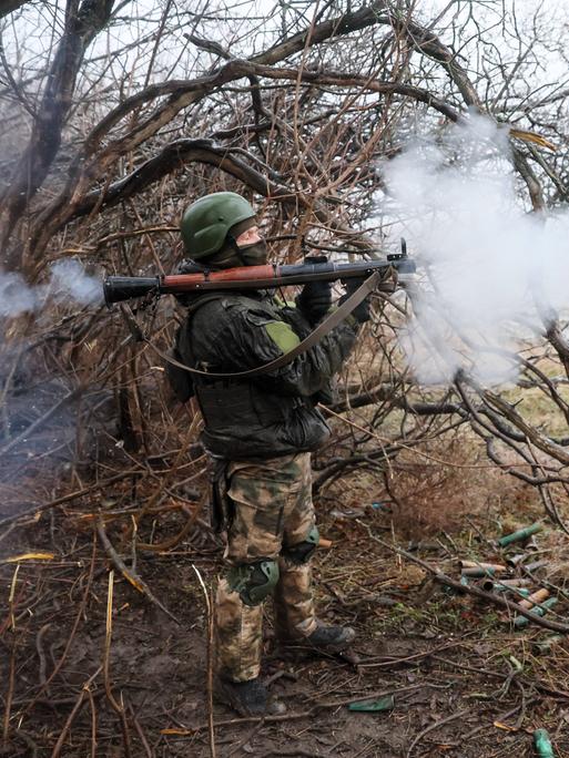Ein russischer Soldat feuert eine Waffe im Rahmen eines Training in der von Russland besetzten Region Donezk ab. 