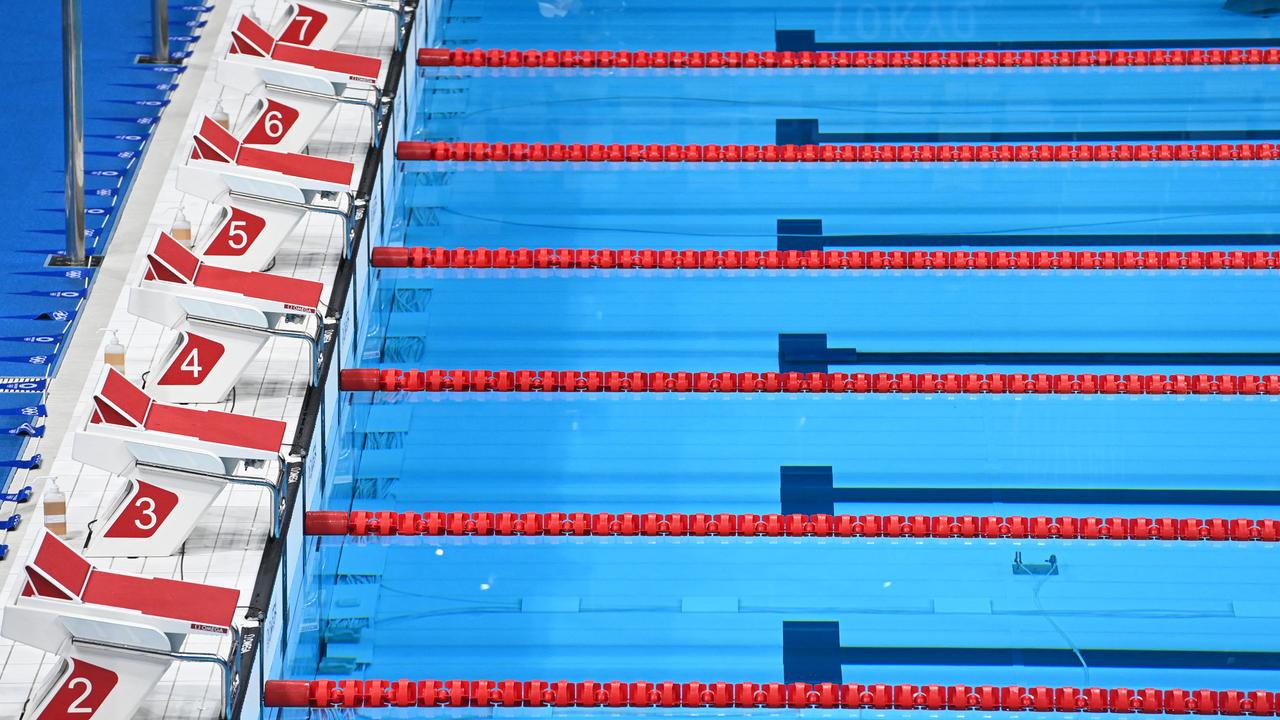 Das olympische Schwimmbecken ist während der Wettkämpfe im 100-m-Freistilschwimmen der Männer bei den Olympischen Spielen 2020 in Tokio am 27. Juli 2021 im Tokio Aquatics Centre zu sehen.